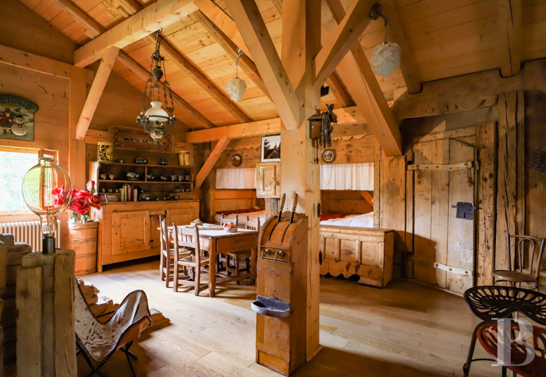 En Haute-Savoie, non loin de Morzine, une grange chalet traditionnelle en plein alpage - photo  n°22